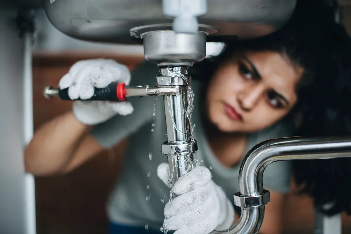 Emergency plumber Tillsonburg at work