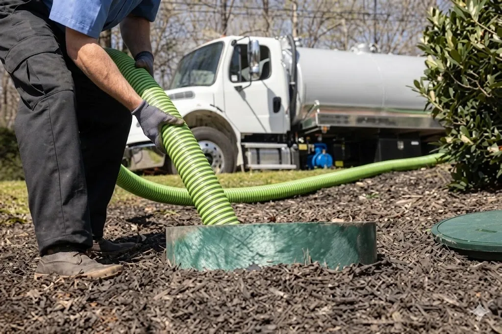 Septic tank pumping service near Tillsonburg
